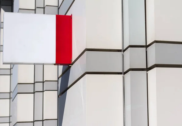 Pusty kwadrat biały szyld na budynku z nowoczesnym architekt — Zdjęcie stockowe