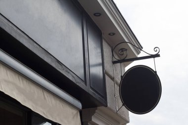 Klasik mimarisi ile bir bina üzerinde yuvarlak boş tabela