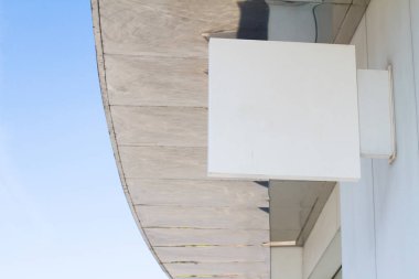 modern mimar ile bir bina üzerinde kare boş beyaz tabela