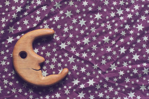 Яркие звезды и улыбающаяся деревянная луна — стоковое фото