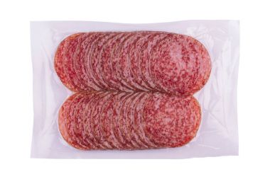 Salam sosis izole üzerinde beyaz paketleme