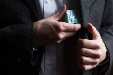 Mavi kurdele ile hediye sunan adam