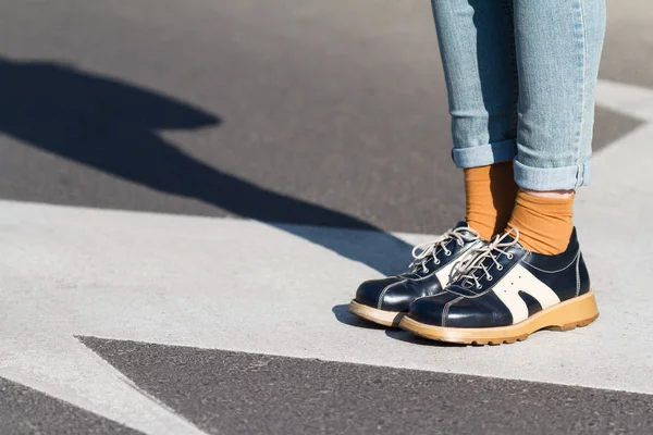 Zblízka boty žena stojící na ulici — Stock fotografie