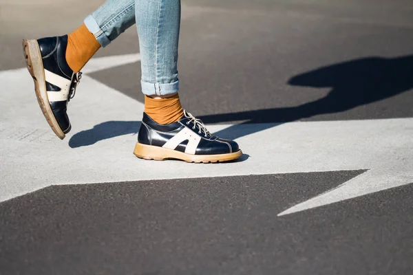 Закрыть глаза на женскую обувь, стоящую на улице Стоковое Изображение