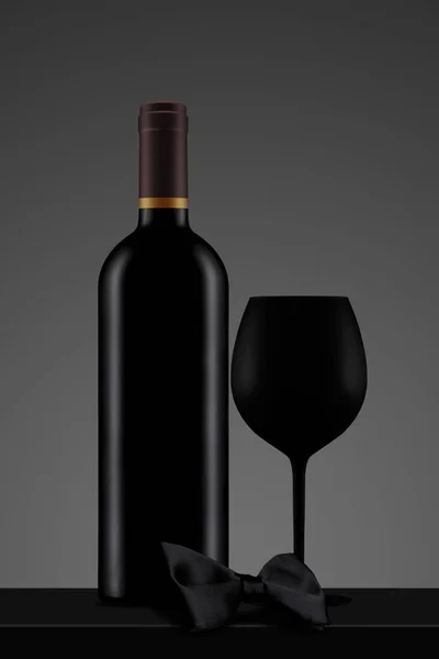 Garrafa de vinho preta com vidro e laço — Fotografia de Stock