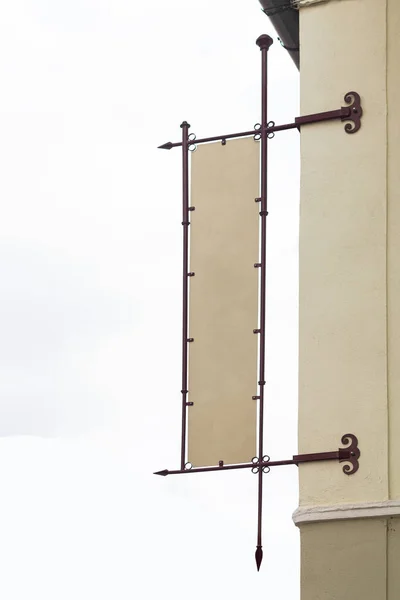 Klasik mimarisi ile bir bina üzerinde kare boş tabela — Stok fotoğraf