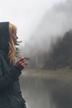 bir fincan kahve açık ortamda içme kadın