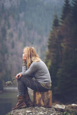 kadın bir göl kıyısında meditasyon