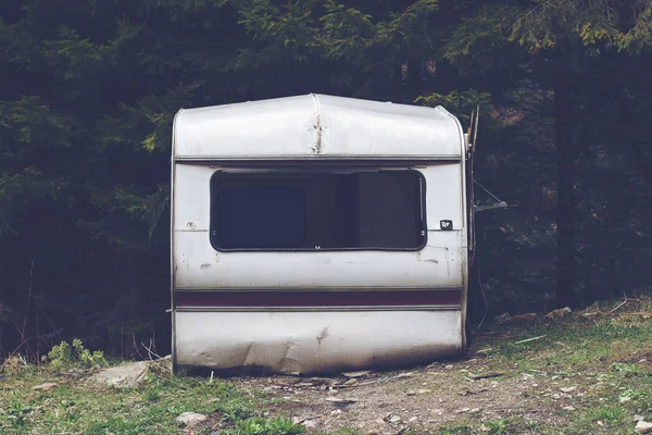 Remorque endommagée dans les bois — Photo