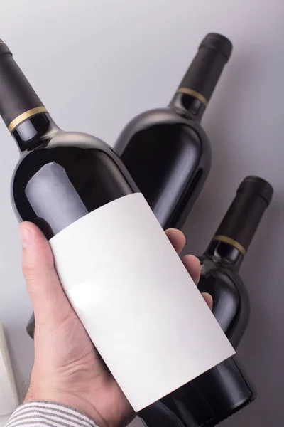 El ele tutuşan şarap şişesi.