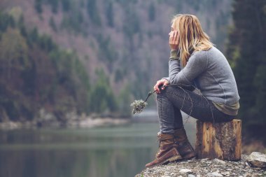 kadın bir göl kıyısında meditasyon