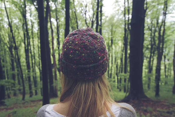 Young woman in the green woods — Stock Photo, Image