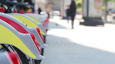 Bisiklet arka tekerleğin arka planda yürüyen insanlarla yakın çekim