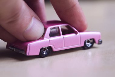 pembe oyuncak araba itme el