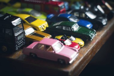 çeşitli renkli araba koleksiyonu
