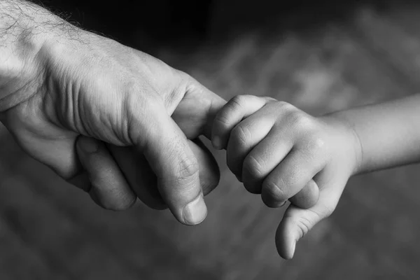 Babam parmağını tutan çocuk