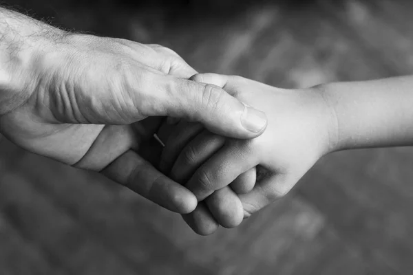 Padre sosteniendo la mano del niño — Foto de Stock