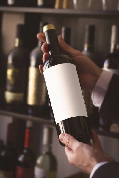 Ręce, sprzedaż wina w winestore — Zdjęcie stockowe