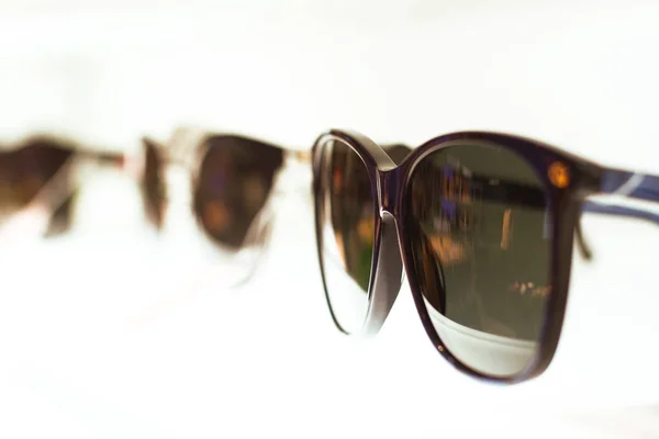 Solglasögon på ljus hyllor — Stockfoto