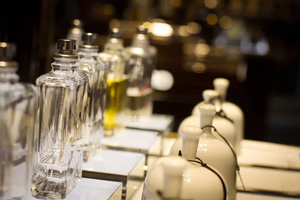 parfüm şişeleri mağaza ekran rafta