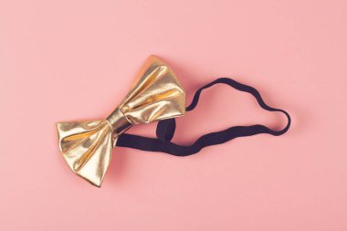 pembe bir arka plan üzerinde altın papyon