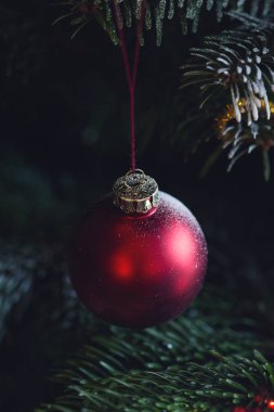 Siyah üzerine kırmızı Noel Küre