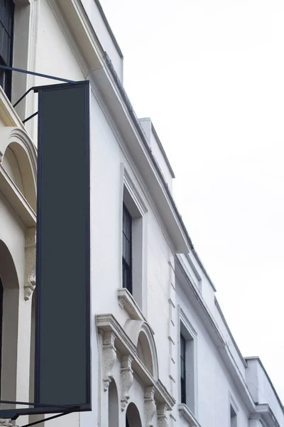 Quadratische leere Tafel an einem Gebäude mit klassischer Architektur — Stockfoto