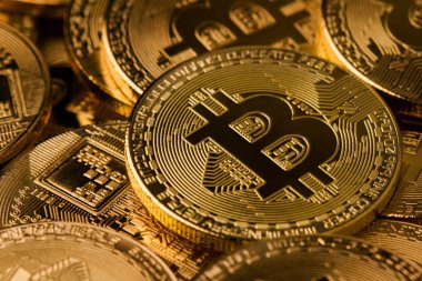 bitcoin altın sikke yığını kapat