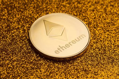 Tek ethereum sikke altın ışıltılı arka plan üzerinde