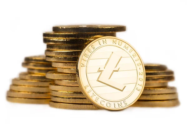 w altın metalik demir yığını önünde altın litecoin