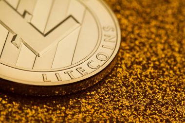Tek litecoin sikke altın ışıltılı arka plan üzerinde