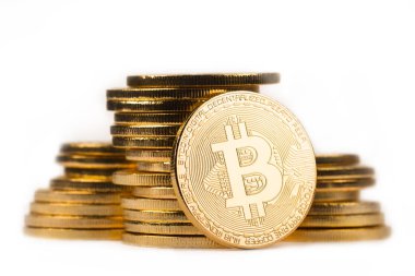 wh üzerinde altın metalik sikke yığını önünde altın bitcoin