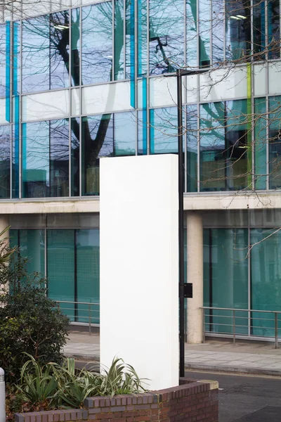 Quadratische leere Tafel an einem Gebäude mit moderner Architektur — Stockfoto