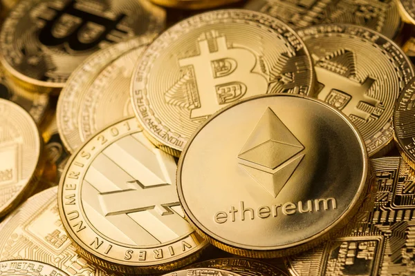 ethereum litecoin ve bitcoin yığın altın sikke yakın çekim