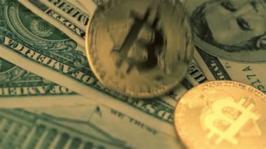 Üstten Görünüm detay aşağı düşen Amerikan Doları Lirası üstünde birçok bitcoin altın sikke