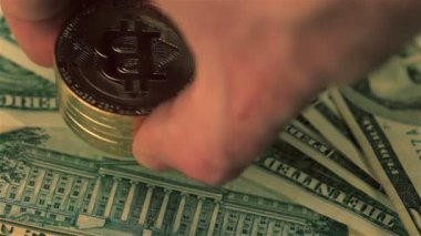 Üstten Görünüm detay Kafkas, el koyarak bitcoin Amerikan Doları banknot üzerinde altın sikke yığınları