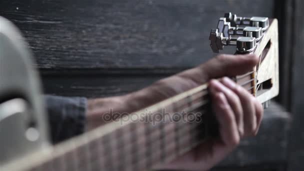 Взгляд Крупным Планом Кавказского Молодого Человека Играющего Акустической Гитаре Добсона — стоковое видео