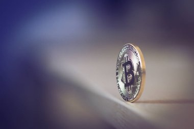 Tek bitcoin ayakta masanın kenarına