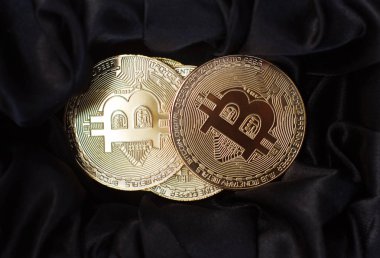Altın bitcoin metal paralar siyah kadife closeup