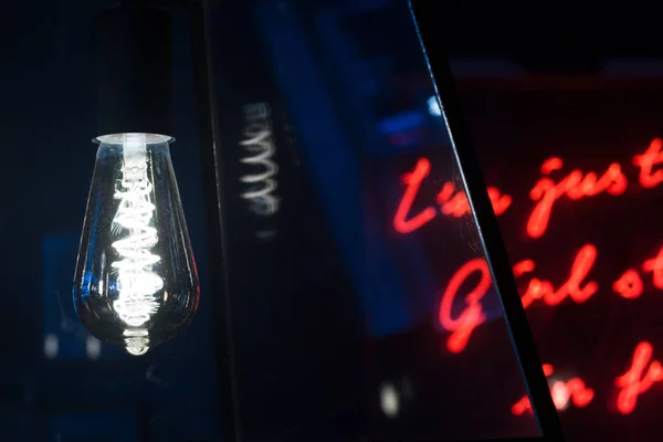 背景の赤いネオン文字でエジソン電球 — ストック写真