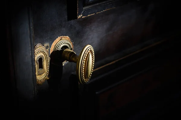 Detalhe do botão de maçaneta de porta dourada antiga — Fotografia de Stock