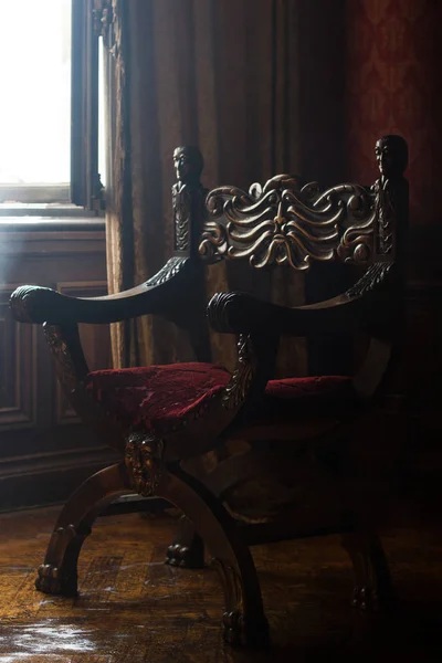 Антикварне крісло в інтер'єрі кімнати класичного стилю — стокове фото