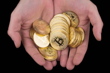 Altın bitcoins yığını tutan el