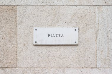 kare boş mermer plaket tabela ile klasik bir bina üzerinde 