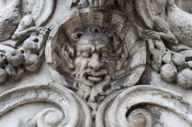 Gotik mimarisinin ayrıntılı basrelief heykel