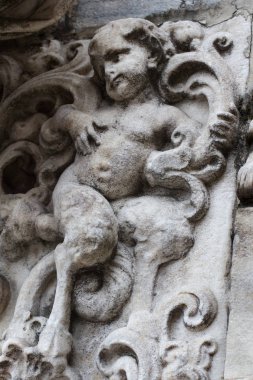 Gotik mimarisinin ayrıntılı basrelief heykel