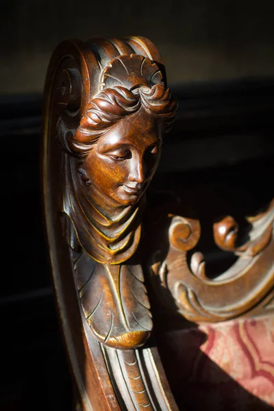 Детали скульптуры головы деревянной женщины — стоковое фото
