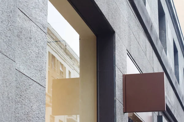 Kwadrat pustej szyld na budynku z nowoczesną architekturą — Zdjęcie stockowe