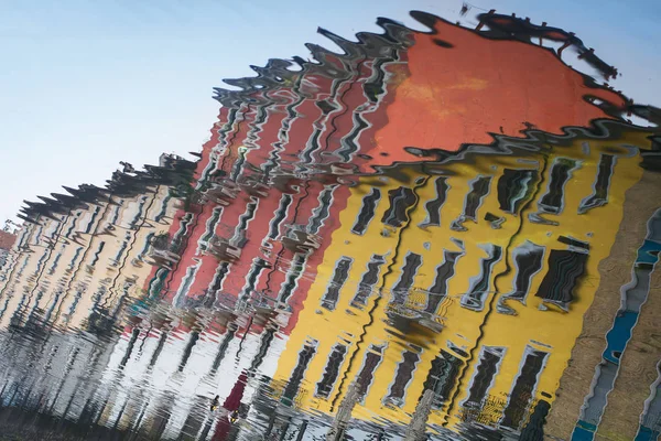 Riflessione di colorati edifici storici in acqua — Foto Stock