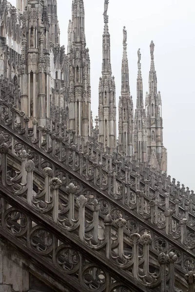 Arquitectura gótica detalle techo estatuas — Foto de Stock